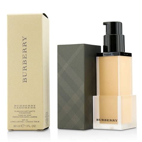 Burberry Cashmere Flawless Soft Matte Foundation SPF 20 on 